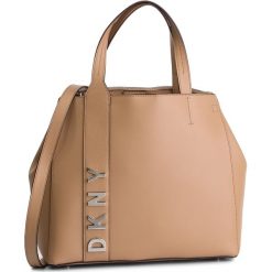 Torebka DKNY - R84DH949 Latte LAT. Torebki do ręki damskie marki DKNY. Za 1,069.00 zł.