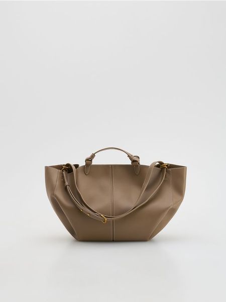 Torebka shopper - brązowy. Brązowe torebki shopper damskie Reserved, bez wzorów, ze skóry, klasyczne, bez dodatków. Za 179.99 zł.