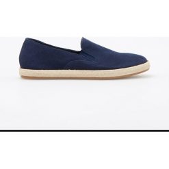 Skórzane półbuty typu slip-on - Granatowy. Półbuty na co dzień męskie marki Reserved. Za 99.99 zł.