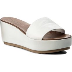 Klapki INUOVO - 8695 White. Białe klapki damskie Inuovo, ze skóry. W wyprzedaży za 129.00 zł.