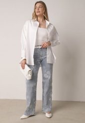 Niebieskie Jeansy z Bawełną o Szerokim Kroju Ozdobione Kwiatami Zinnoreth. Niebieskie jeansy damskie Born2be, z podwyższonym stanem. Za 129.99 zł.