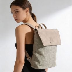 Plecak damski Rieker, z materiału syntetycznego o miękkiej strukturze z klapą i regulowanymi szelkami lekka forma do codziennego użytkowania, szary,. Szare plecaki damskie Rieker, bez wzorów, z syntetyku, klasyczne. Za 249.00 zł.