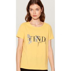 Koszulka z nadrukiem - Żółty. T-shirty damskie marki Mohito. Za 24.99 zł.