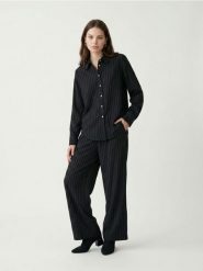 Materiałowe spodnie wide leg z wiskozą - wielobarwny. Spodnie materiałowe damskie Sinsay, l, bez wzorów, z materiału. Za 49.99 zł.