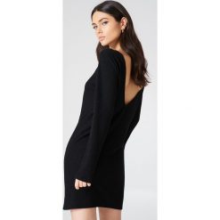 NA-KD Sukienka z głębokim dekoltem na plecach - Black. Czarne sukienki damskie NA-KD, z dzianiny, z dekoltem na plecach, z długim rękawem. Za 121.95 zł.