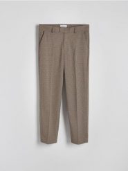 Wzorzyste spodnie chino - brązowy. Brązowe spodnie materiałowe męskie Reserved, bez wzorów, z tkaniny. W wyprzedaży za 69.99 zł.