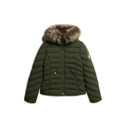 Kurtka puchowa damska z kapturem i sztucznym futrem Superdry Fuji. Zielone kurtki damskie Superdry., na zimę, bez wzorów, z puchu, z kapturem. Za 595.85 zł.