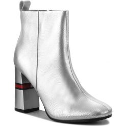 Botki TOMMY JEANS - Crackled Metallic He EN0EN00280 Silver 000. Szare kozaki damskie Tommy Jeans, z jeansu, bez obcasa. W wyprzedaży za 389.00 zł.