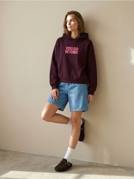 Bluza hoodie z napisem - bordowy. Czerwone bluzy damskie Sinsay, l, bez wzorów, bez kaptura. Za 49.99 zł.
