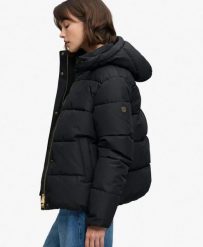 Superdry Damska pikowana kurtka z kapturem Premium, ocieplana – Black. Czarne kurtki damskie Superdry., bez wzorów, z materiału, z kapturem. Za 464.00 zł.