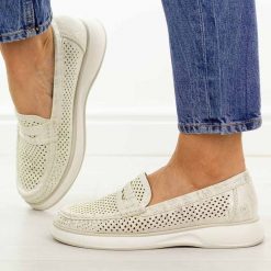 Beżowe ażurowe mokasyny damskie Sergio Leone Mk098H. Brązowe mokasyny damskie Sergio Leone, z jeansu, casualowe. Za 149.00 zł.