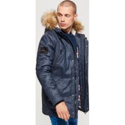 Sportowy płaszcz na zimę - Granatowy. Niebieskie płaszcze męskie Cropp, na zimę, sportowe. Za 369.99 zł.