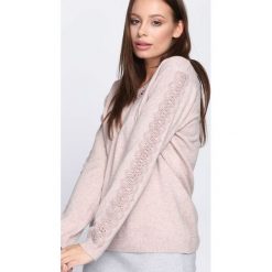 Beżowy Sweter I'm Not Giving Up. Brązowe swetry damskie Born2be, z koronki, z dekoltem w serek. Za 79.99 zł.