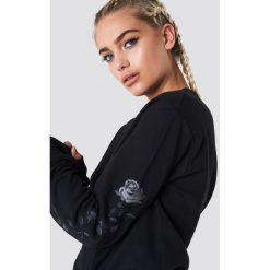 NA-KD Bluza z wyszywanymi różami na rękawach - Black. Czarne bluzy damskie NA-KD, z bawełny. Za 133.95 zł.