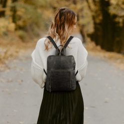 Plecak skórzany damski czarny skóra naturalna nubuk Beltimore S11. Czarne plecaki damskie bez wzorów, z nubiku. Za 219.99 zł.