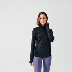 Koszulka do biegania z długim rękawem damska Kiprun Run 100 Dry. Czarne koszulki sportowe damskie KALENJI, s, bez wzorów, z bawełny, sportowe, bez kołnierzyka. W wyprzedaży za 59.99 zł.