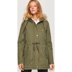 Parka z futerkiem przy kapturze - Khaki. Brązowe parki damskie Reserved. Za 249.99 zł.