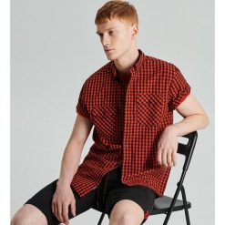 Koszula z krótkim rękawem w kratę - Czerwony. Czerwone koszule męskie marki Cropp, bez wzorów, bez kołnierzyka, bez ramiączek. Za 59.99 zł.