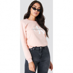 Calvin Klein Bluza Monogram Logo - Pink. Różowe bluzy damskie Calvin Klein, z dzianiny. Za 404.95 zł.