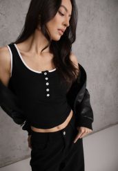 Czarny Prążkowany Top z Bawełny Ozdobiony Guzikami przy Dekolcie Beralissa. Czarne bluzki damskie Renee, m, bez wzorów, z bawełny, bez kołnierzyka, bez ramiączek. Za 29.99 zł.