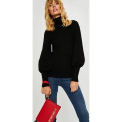 Guess Jeans - Sweter. Fioletowe swetry damskie Guess Jeans, s, z aplikacjami, z dzianiny, bez kołnierzyka, bez ramiączek, krótkie, bez kaptura. W wyprzedaży za 299.90 zł.