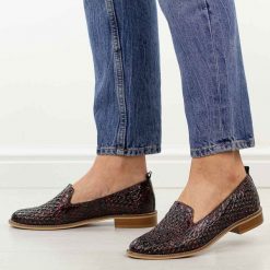 Bordowe ażurowe skórzane Polskie półbuty damskie Deoni d043. Czerwone półbuty damskie Deoni, na lato, w ażurowe wzory, ze skóry, klasyczne, bez obcasa, na płaskiej podeszwie, bez zapięcia. Za 429.00 zł.