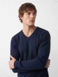 Sweter z dekoltem V - granatowy. Niebieskie swetry przez głowę męskie Sinsay, l, bez wzorów, bez kołnierzyka. Za 39.99 zł.