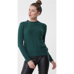 Zielony Sweter Evolutive. Zielone swetry damskie Born2be, l, bez wzorów, z jeansu, klasyczne, bez kołnierzyka, bez ramiączek, długie, bez kaptura. Za 59.99 zł.