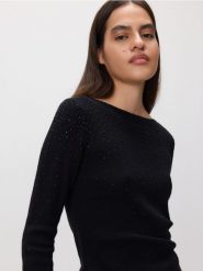 Sweter z błyszczącą aplikacją - czarny. Czarne swetry damskie Reserved, l, z aplikacjami, z dzianiny, bez kołnierzyka, bez ramiączek, bez kaptura. Za 119.99 zł.