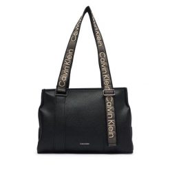 Torebka Calvin Klein. Czarne torebki do ręki damskie Calvin Klein, bez wzorów, klasyczne, bez dodatków. Za 649.99 zł.