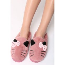 Różowe Klapki Lonely Nights. Czerwone kapcie damskie Born2be, z materiału. Za 39.99 zł.