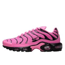 Buty do chodzenia dla dorosłych Air Max Plus Pink Black. Czerwone obuwie sportowe damskie Nike, bez wzorów, z meshu, trekkingowe. Za 1,138.96 zł.