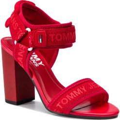 Sandały TOMMY JEANS - Mesh Webbing Heeled Sandal EN0EN00450 Tango Red 611. Klapki damskie marki Tommy Jeans. Za 449.00 zł.
