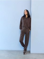 Spodnie jogger z domieszką wiskozy i przeszyciami - brązowy. Brązowe spodnie sportowe damskie Sinsay, l, bez wzorów, z wiskozy. Za 39.99 zł.