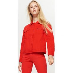 Czerwona kurtka jeansowa - Czerwony. Czerwone kurtki damskie Cropp, z jeansu. Za 129.99 zł.