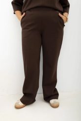 Spodnie na gumce z prostą nogawką i kieszeniami Simple Routine czekoladowe Plus Size Oversize. Brązowe spodnie materiałowe damskie Moda Size Plus Iwanek, l, bez wzorów, z bawełny. Za 189.90 zł.
