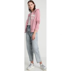 Abercrombie & Fitch LONG LIFE LOGO Bluza rozpinana pink. Bluzy damskie marki Abercrombie & Fitch. Za 369.00 zł.