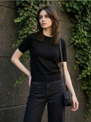 Bluzka swetrowa - czarny. Czarne bluzki damskie Sinsay, l, bez wzorów, bez kołnierzyka, bez ramiączek. Za 29.99 zł.