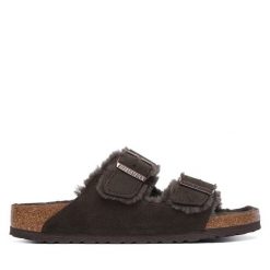 Klapki Birkenstock. Brązowe klapki damskie Birkenstock, bez wzorów, bez obcasa. Za 749.99 zł.
