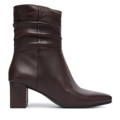 Botki Caprice. Brązowe botki damskie Caprice, bez obcasa, na słupku, bez zapięcia. Za 439.99 zł.