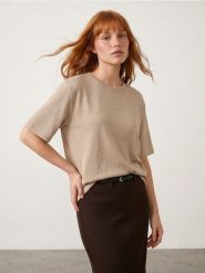 Koszulka z metalizowaną nicią z domieszką wiskozy - złoty. Żółte t-shirty damskie Sinsay, l, bez wzorów, z wiskozy, bez kołnierzyka. Za 25.99 zł.