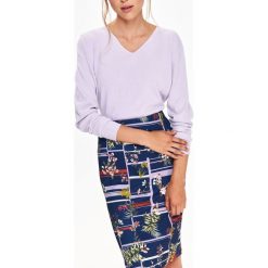 SWETER DŁUGI RĘKAW DAMSKI, GŁADKI, Z DEKOLTEM W SEREK, O KLASYCZNEJ DŁUGOŚCI. Swetry damskie marki TOP SECRET. Za 79.99 zł.