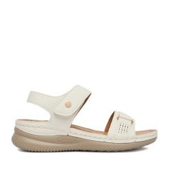 Sandały Go Soft. Białe sandały damskie GO SOFT, bez wzorów, bez obcasa, na koturnie, bez zapięcia. Za 99.99 zł.