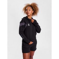 Damska bluza z kapturem na zamek błyskawiczny Hummel Travel. Czarne bluzy damskie Hummel, bez wzorów, z kapturem. W wyprzedaży za 243.95 zł.