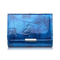 Portfel damski skórzany mały lakierowany z tłoczeniem w motyle niebieski SP-23-DB. Niebieskie portfele damskie bez wzorów, z lakierowanej skóry. Za 94.00 zł.