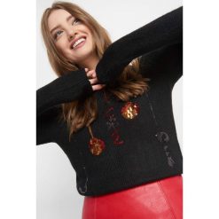 Sweter z cekinowym wzorem. Czarne swetry damskie Orsay, z dzianiny, z okrągłym kołnierzem. Za 119.99 zł.