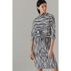 Sukienka w zwierzęce wzory - Biały. Sukienki damskie marki Mohito. Za 129.99 zł.