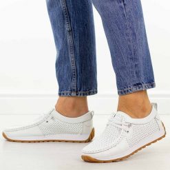 Białe skórzane mokasyny damskie Jezzi 9772. Białe mokasyny damskie Jezzi, z jeansu, casualowe. Za 239.00 zł.