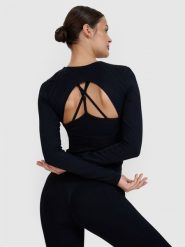 4F Longsleeve do jogi i pilatesu z wycięciem na plecach damski - czarny XS/S. Czarne koszulki sportowe damskie 4f, l, bez wzorów, z dzianiny, bez kołnierzyka, bez ramiączek, na fitness i siłownię. W wyprzedaży za 99.99 zł.