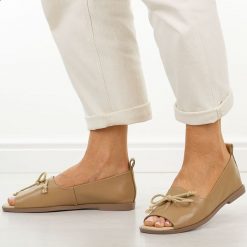 Beżowe skórzane płaskie sandały damskie Dia 9019. Brązowe sandały damskie DiA, bez wzorów, z jeansu, bez obcasa, na płaskiej podeszwie, bez zapięcia. W wyprzedaży za 289.52 zł.